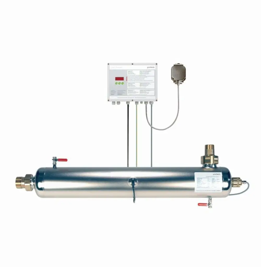 Desinfektionsanlage von Grünbeck mit einem UV-Lampe-geführten System, verbunden mit einem Steuergerät, zur Wasseraufbereitung und -desinfektion.